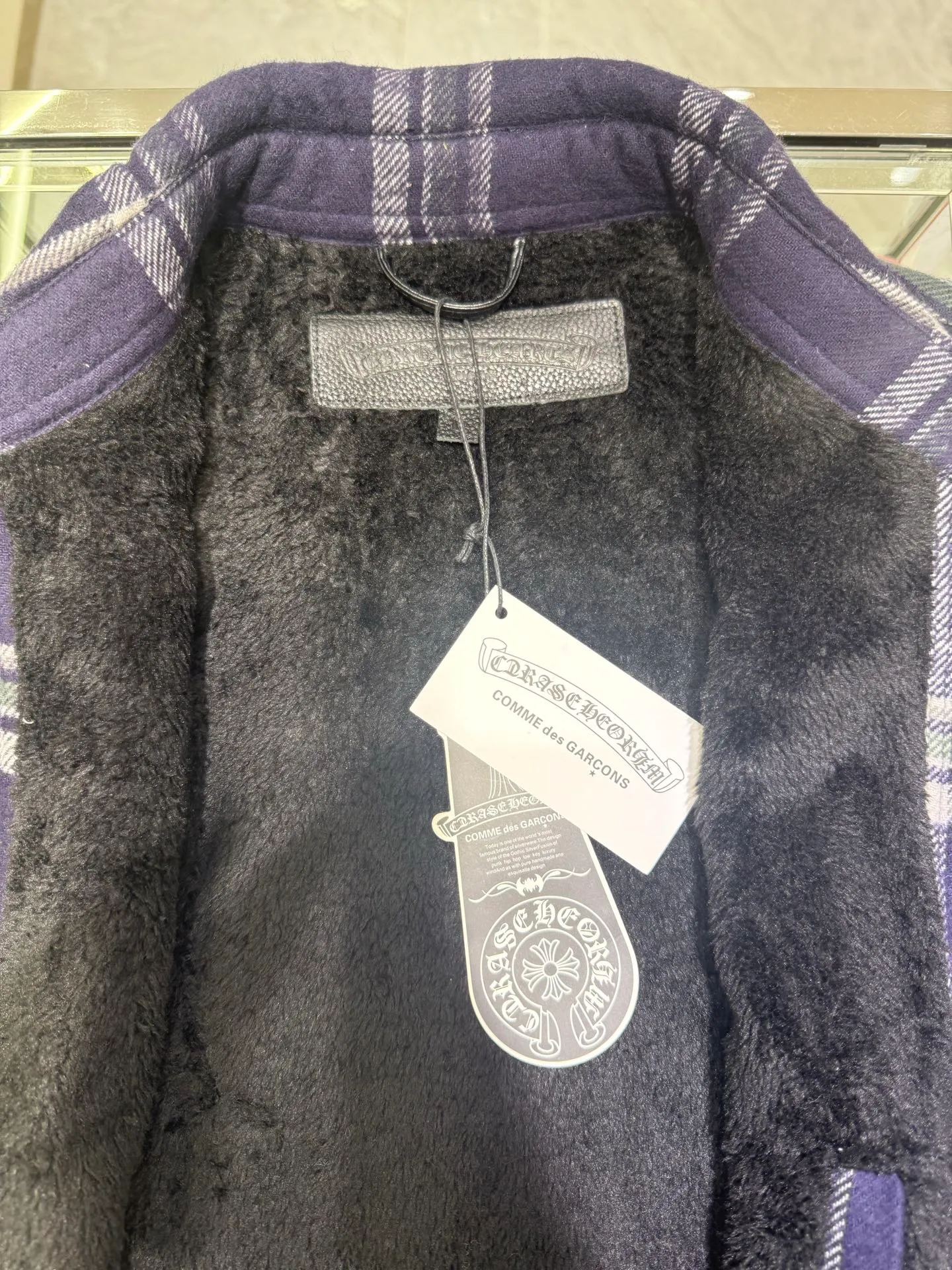 P680 Chrome Hearts Chrome Hearts Plaid Velvet Distressed Button Shirt Jacket Chrome Hearts Chrome Hearts FW25 plaid long-sleeved shirt combines the classic distressed cross logo buttons to show a unique brand style. It adopts a long-sleeved design, suitable for wearing in autumn and winter, showing a fashionable and casual style to increase the comfort and fashion of wearing.  Fabric: 100% cotton 100% polyester Craftsmanship: Customized distressed hardware, symmetrical plaid tailoring Size: S M L XL 3331517
